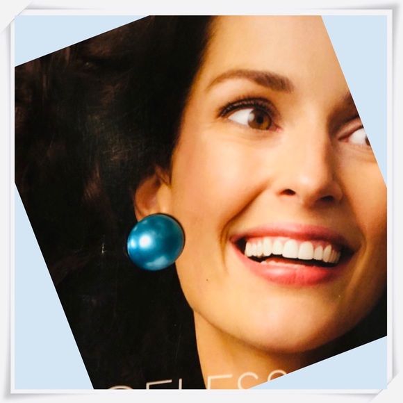 Vintage blue acrylic button earrings - Picture 3 of 6
